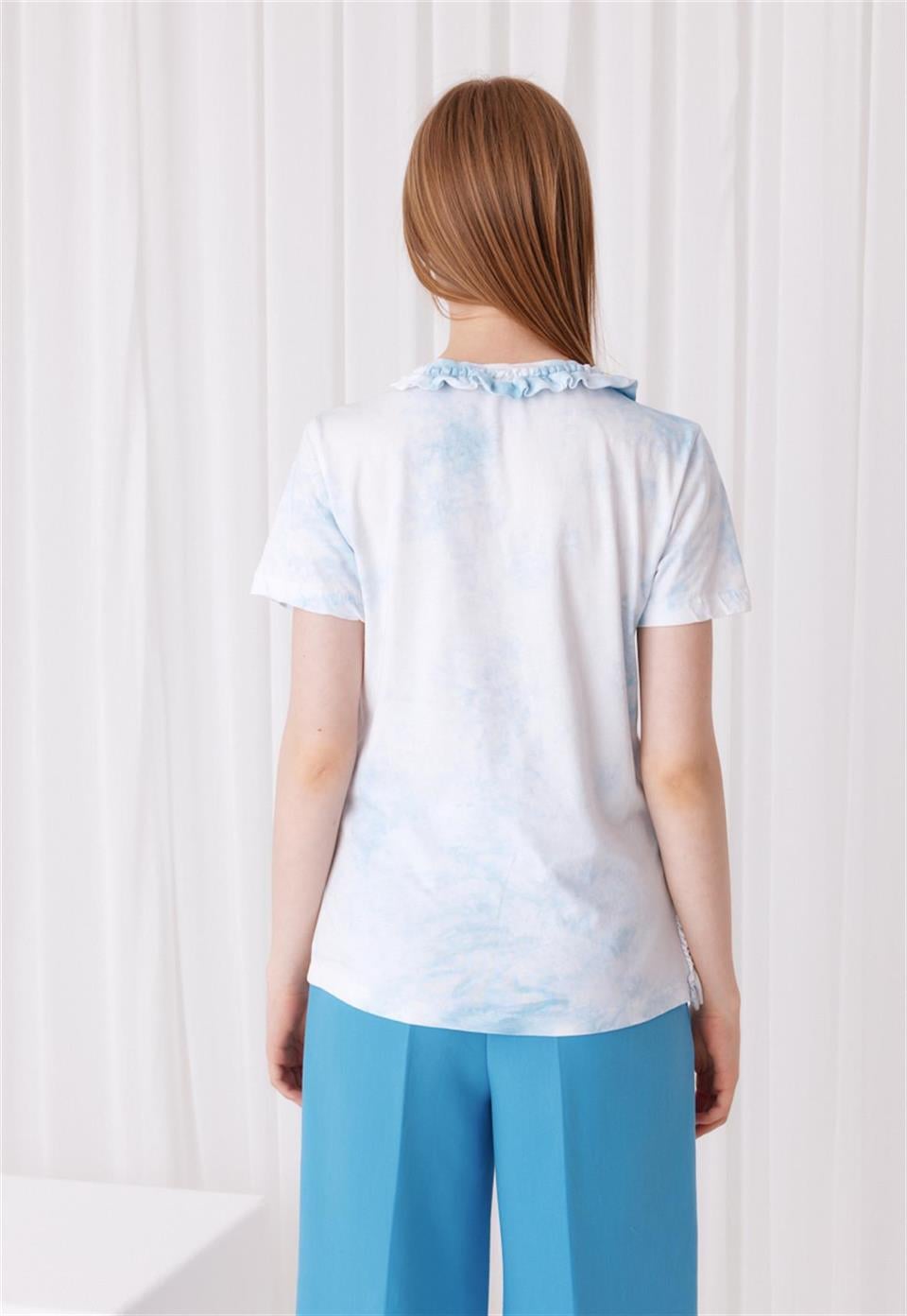 Kadın Mavi Renk Gül Ve Yaka Detaylı Kısa Kollu Yarı Batik T-Shirt