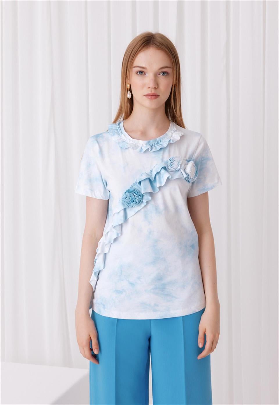 Kadın Mavi Renk Gül Ve Yaka Detaylı Kısa Kollu Yarı Batik T-Shirt