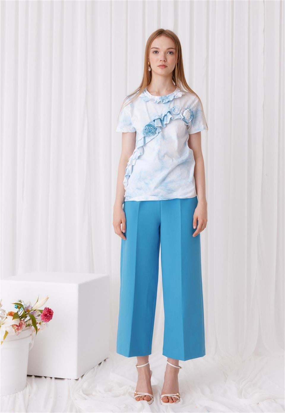 Kadın Mavi Renk Gül Ve Yaka Detaylı Kısa Kollu Yarı Batik T-Shirt