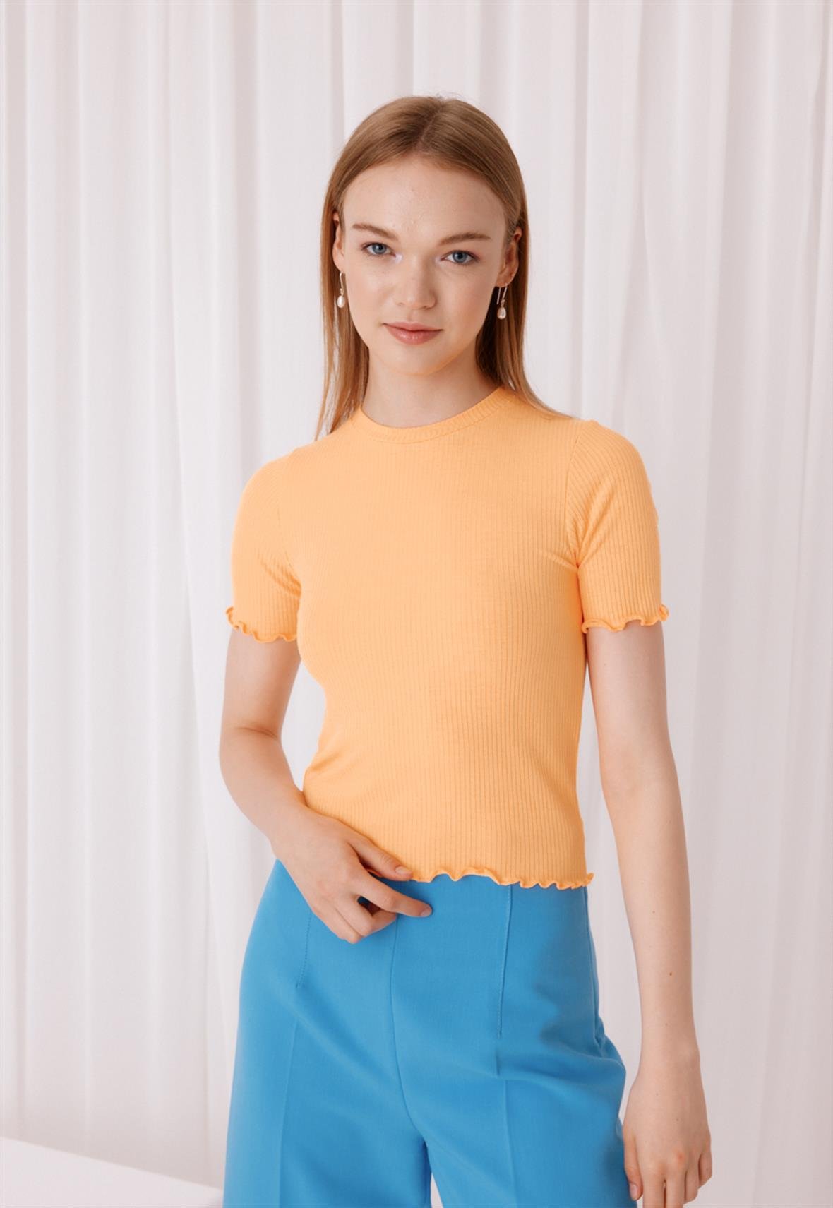 Kadın Orange Renk Fırfırlı Kısa Kollu T-Shirt