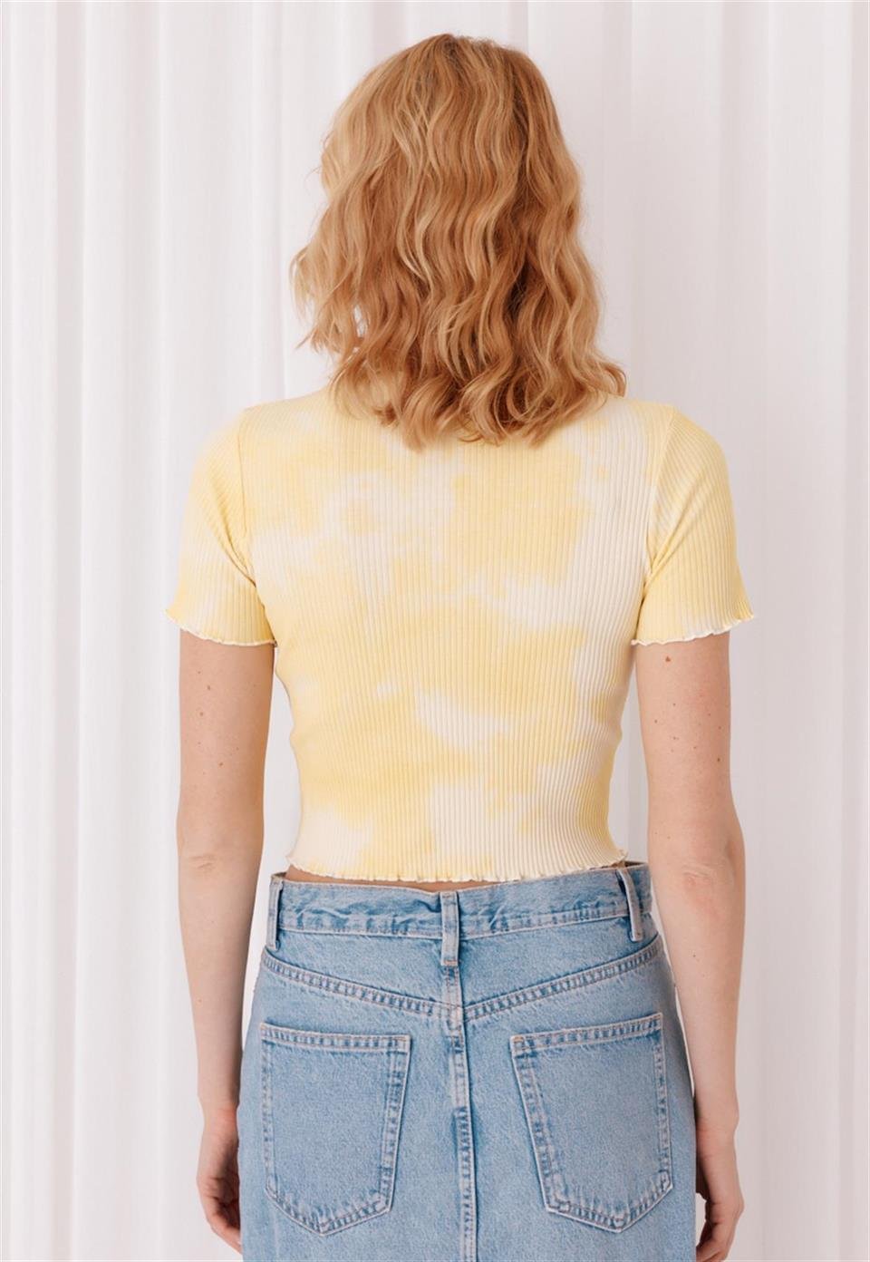 Kadın Sarı Batik Kısa Kollu Fırfırlı T-Shirt