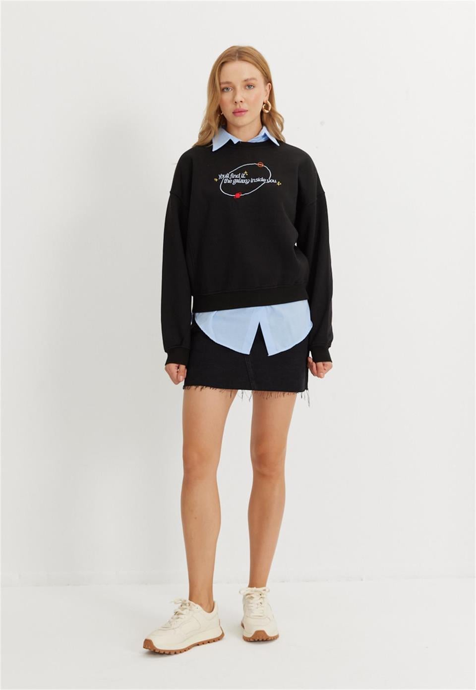 Kadın Siyah Nakış Baskılı Oversize Kısa Sweatshirt
