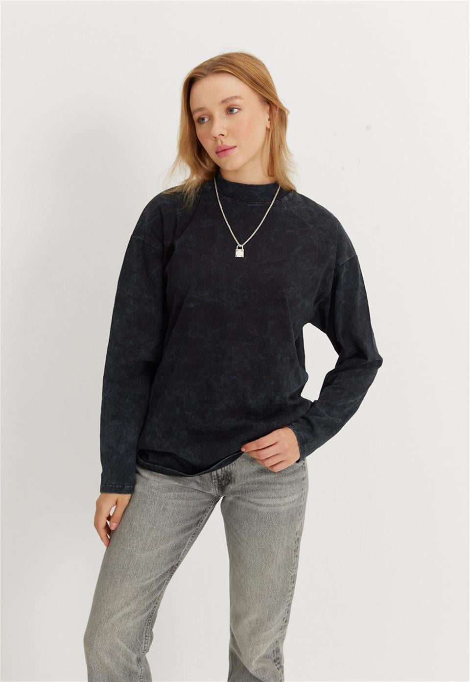 Kadın Siyah Renk Eskitmeli Oversize Basic Uzun Kolu T-Shirt