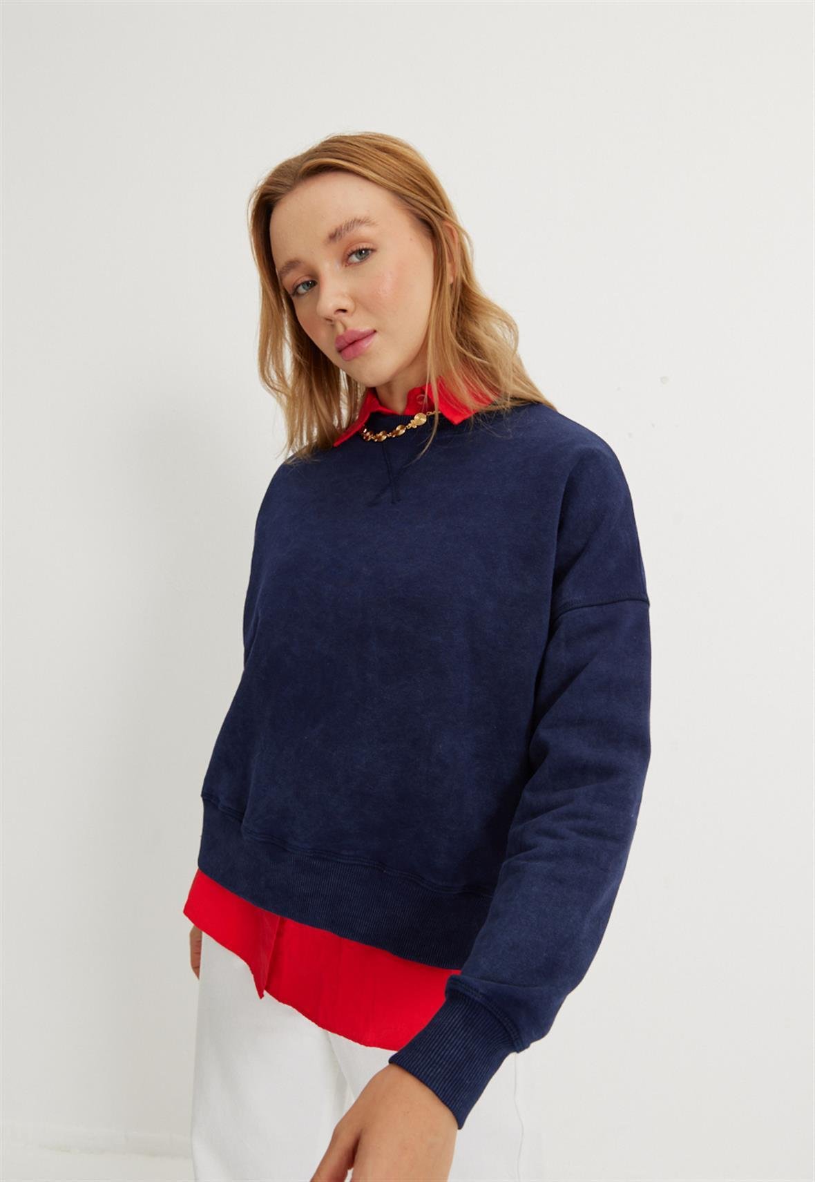 Kadın V Detaylı Efektli Lacivert Kısa Sweatshirt