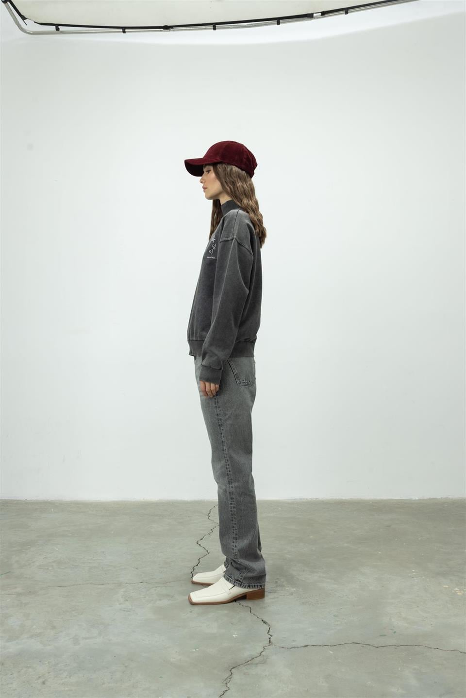 Kore Baskılı Antrasit Renk Eskitmeli Yarım Balıkçı Yaka Sweatshirt