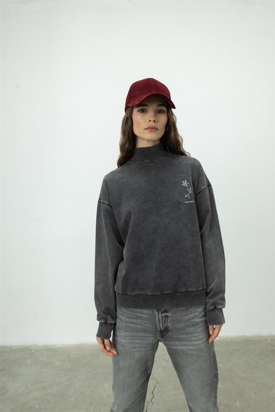 Kore Baskılı Antrasit Renk Eskitmeli Yarım Balıkçı Yaka Sweatshirt