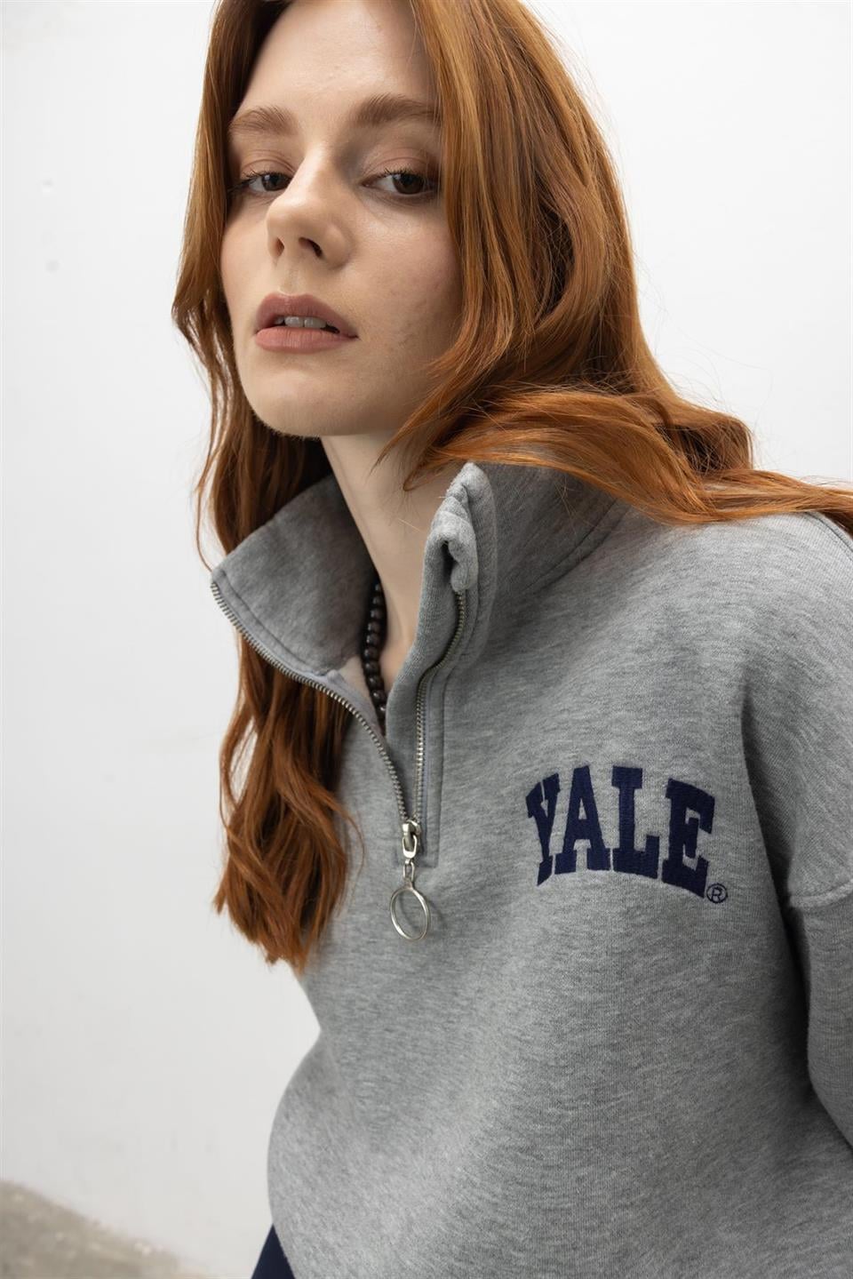 Şardonlu Yale Nakış Baskılı Crop Sweatshirt