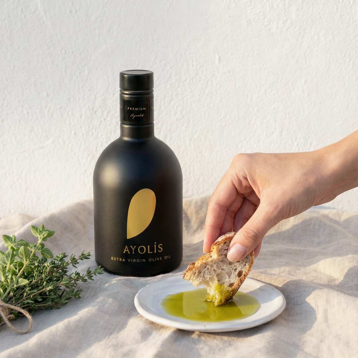Ayolis Premium Gurme Ayvalık 500 ml zeytinyağı tadımı ve ekmek sunumu