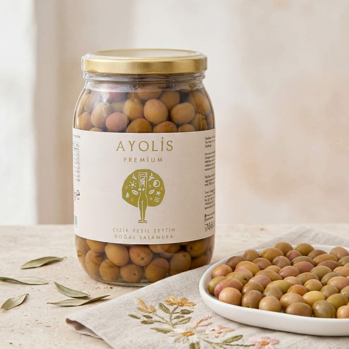 Ayolis Çizik Yeşil Zeytin S 950 g kavanozu ve yeşil zeytin sunumu