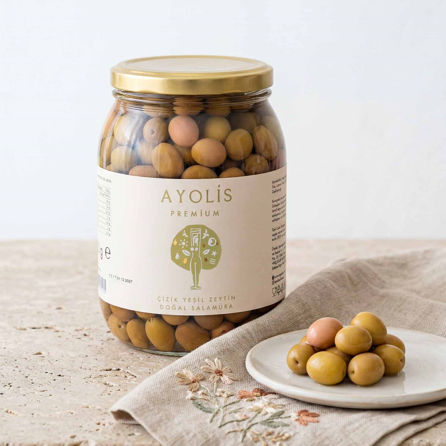 Ayolis Çizik Yeşil Zeytin M 950 g kavanozu ve yeşil zeytin sunumu