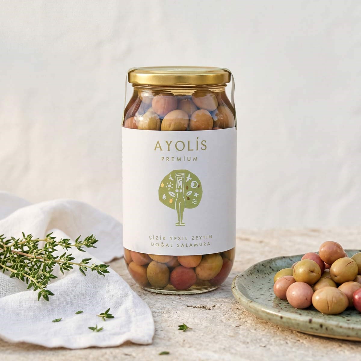 Ayolis Çizik Yeşil Zeytin L 650 g kavanozu ve yeşil zeytin sunumu