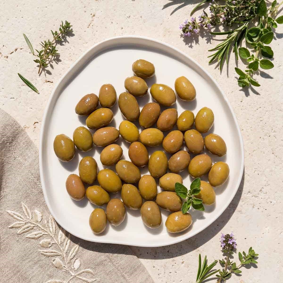 Ayolis Domat Çizik Yeşil Zeytin L 950 g tabakta doğal sunum