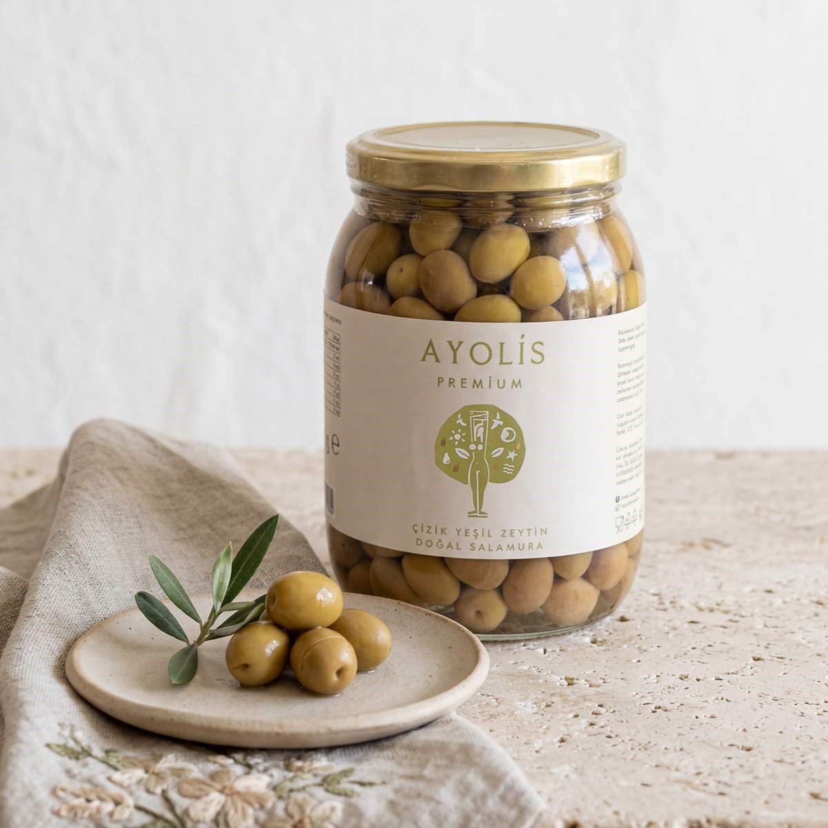 Ayolis Domat Çizik Yeşil Zeytin L 950 g kavanozu ve yeşil zeytin sunumu