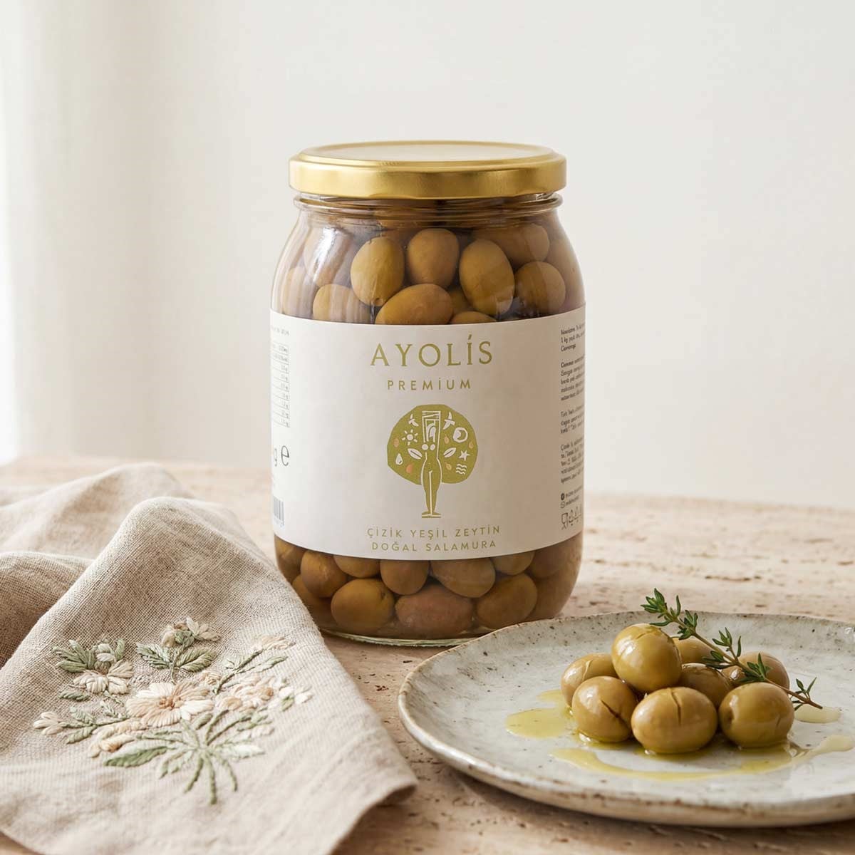 Ayolis Domat Çizik Yeşil Zeytin XL 950 g kavanozu ve yeşil zeytin sunumu