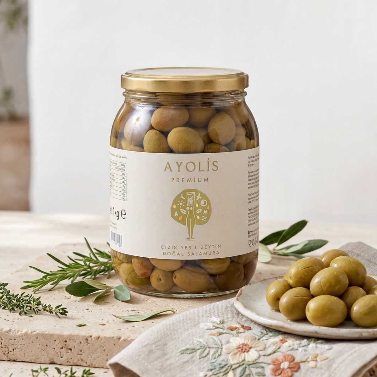 Ayolis Domat Çizik Yeşil Zeytin XXL 950 g kavanozu ve yeşil zeytin sunumu