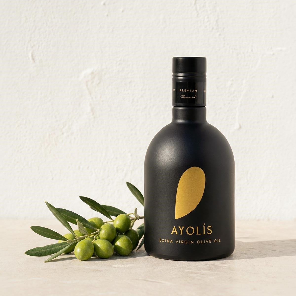 Ayolis Premium Gurme Memecik 500 ml zeytinyağı şişesi ve zeytin dalı