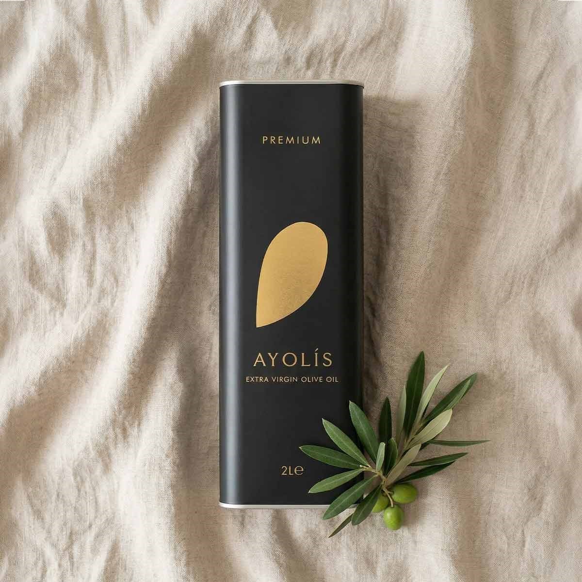 Ayolis Premium Gurme Trilye 2 litre zeytinyağı tenekesi ve zeytin dalı ile sunum