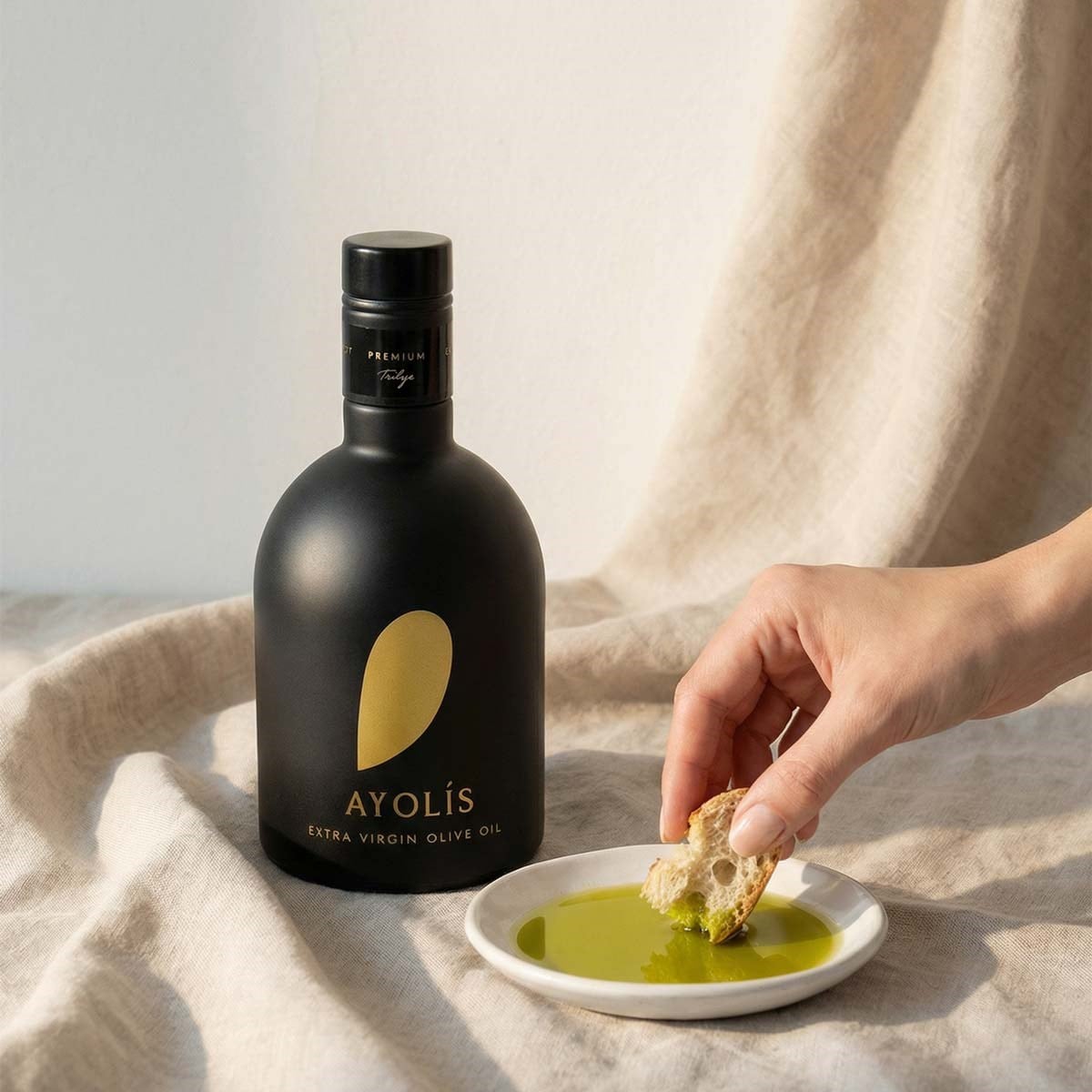 Ayolis Premium Gurme Trilye 500 ml zeytinyağı tadımı ve ekmek sunumu