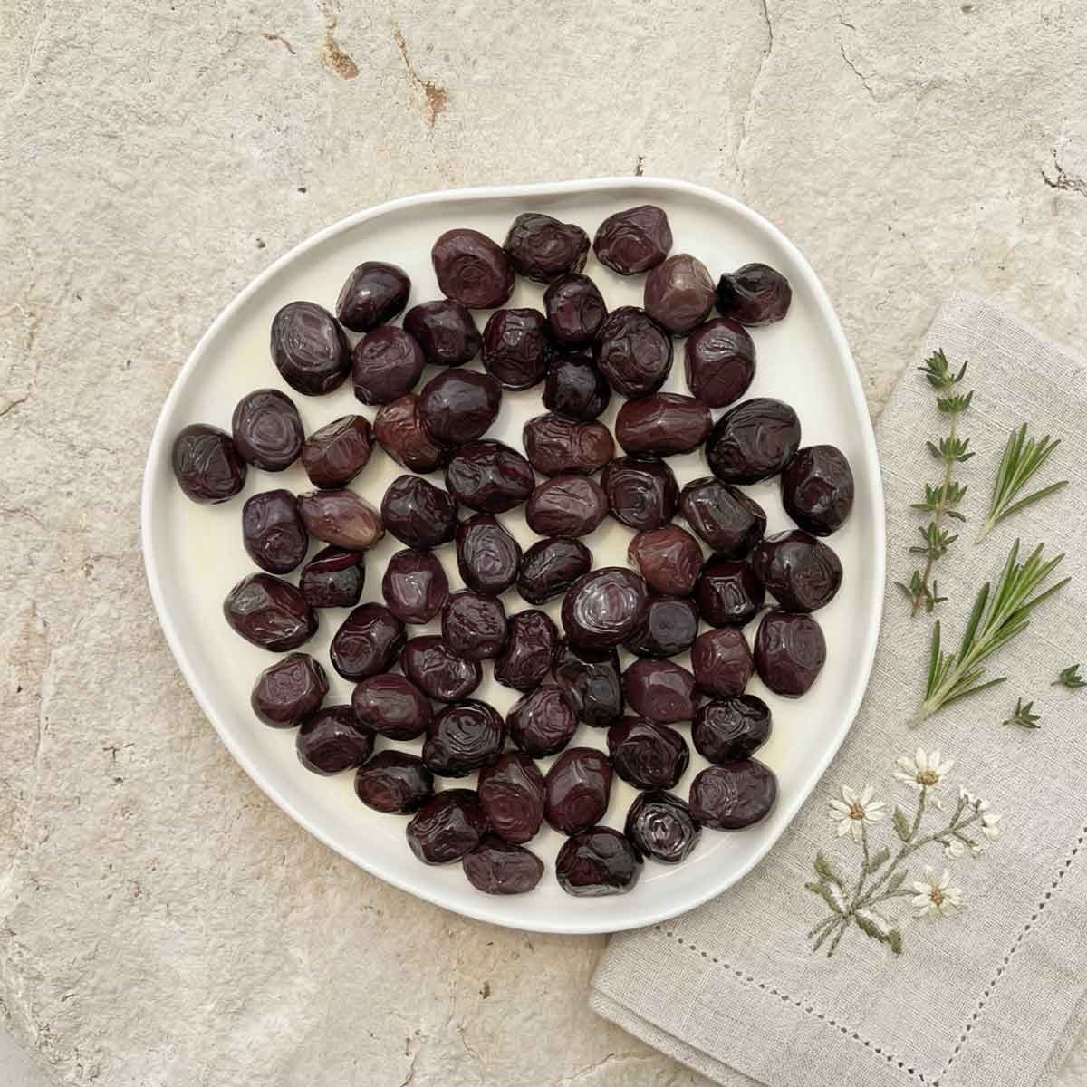 Tabakta sunulan Ayolis Premium Gurme Yağlı Salamura Siyah Zeytin M 1700 g