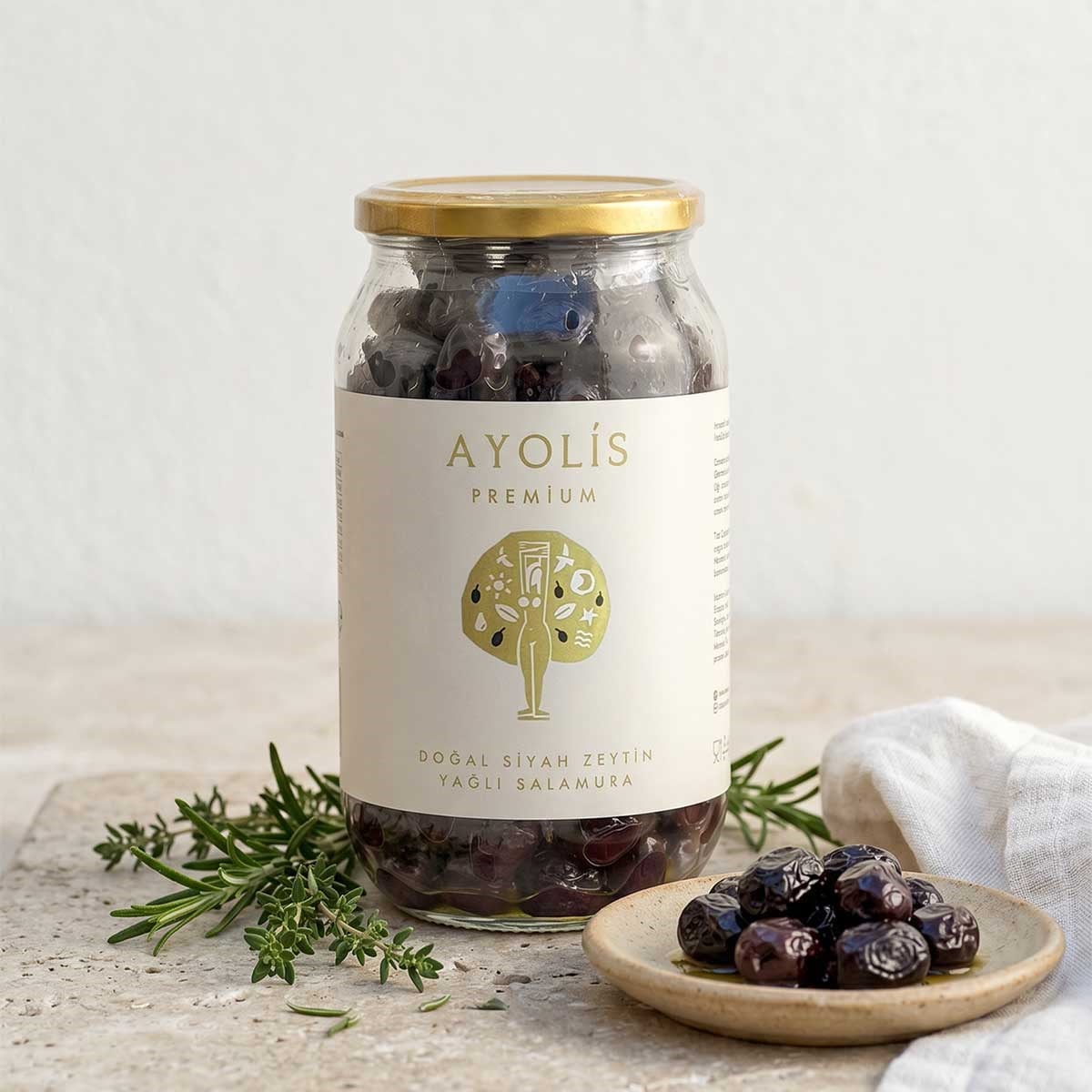 Ayolis Premium Gurme Yağlı Salamura Siyah Zeytin L 650 g ambalajı ve servis tabağı
