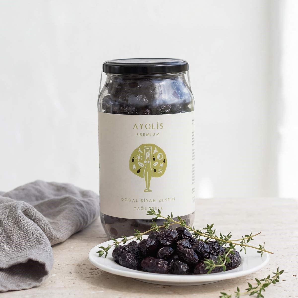 Ayolis Yağlı Sele Siyah Zeytin 650 g kavanozu ve doğal sunum
