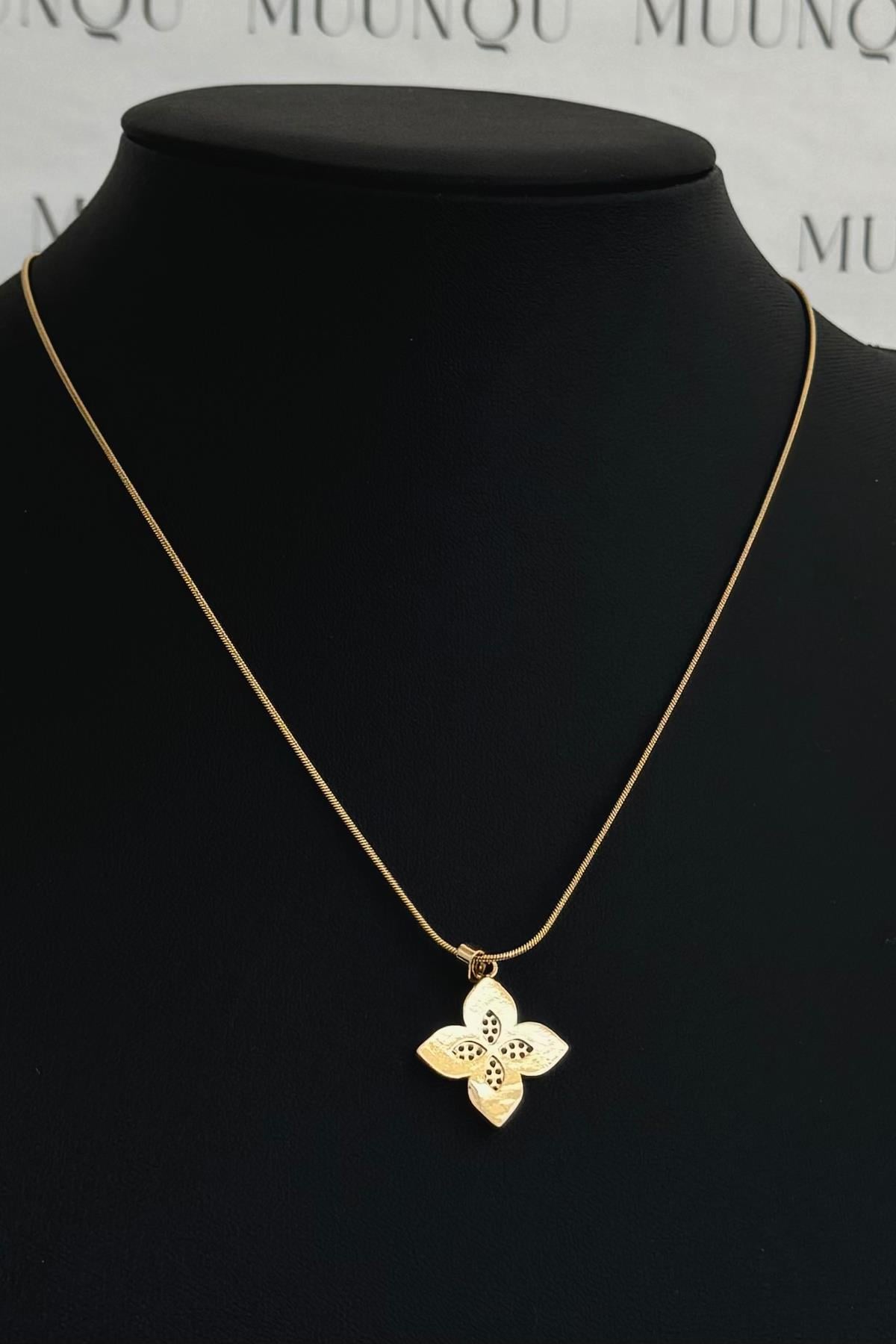 Gold Çelik Kırmızı Taşlı Yonca VC Model Kolye