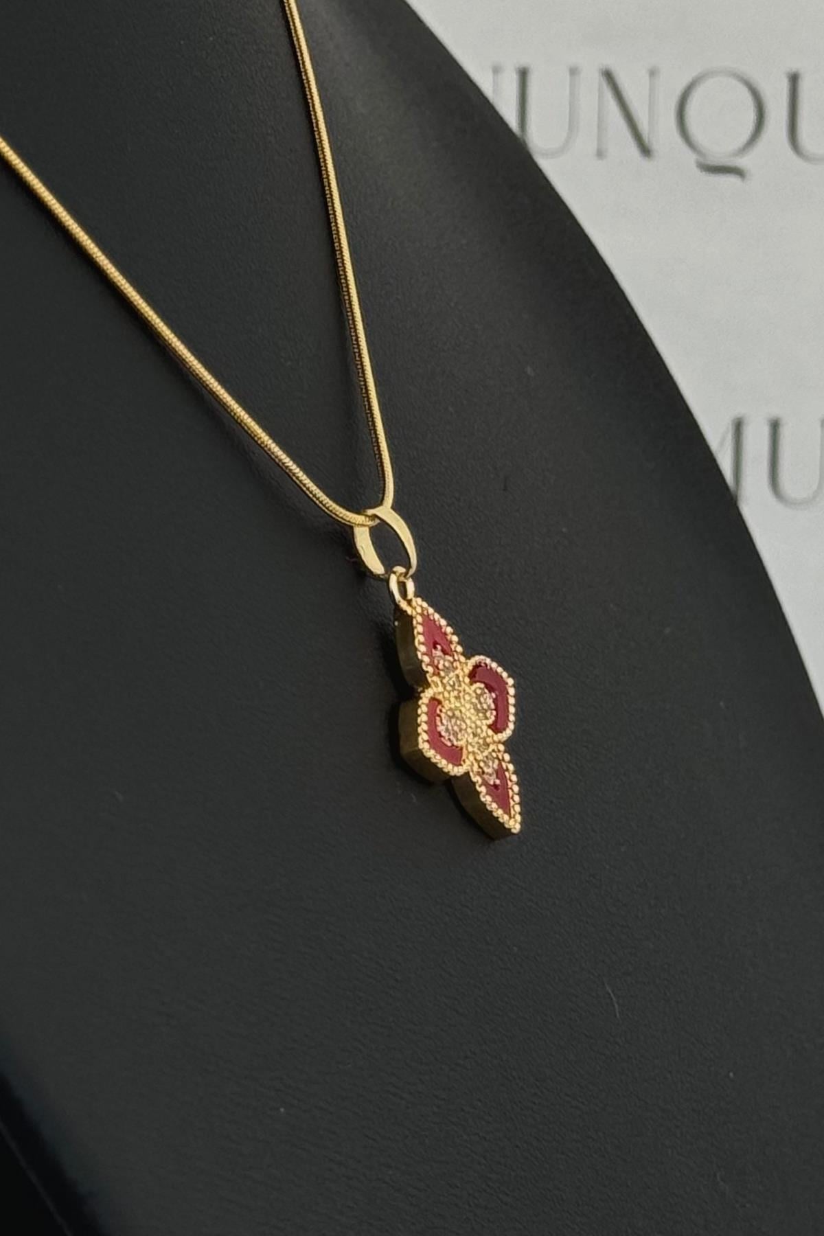 Gold Çelik Kırmızı Taşlı Yonca VC Model Kolye