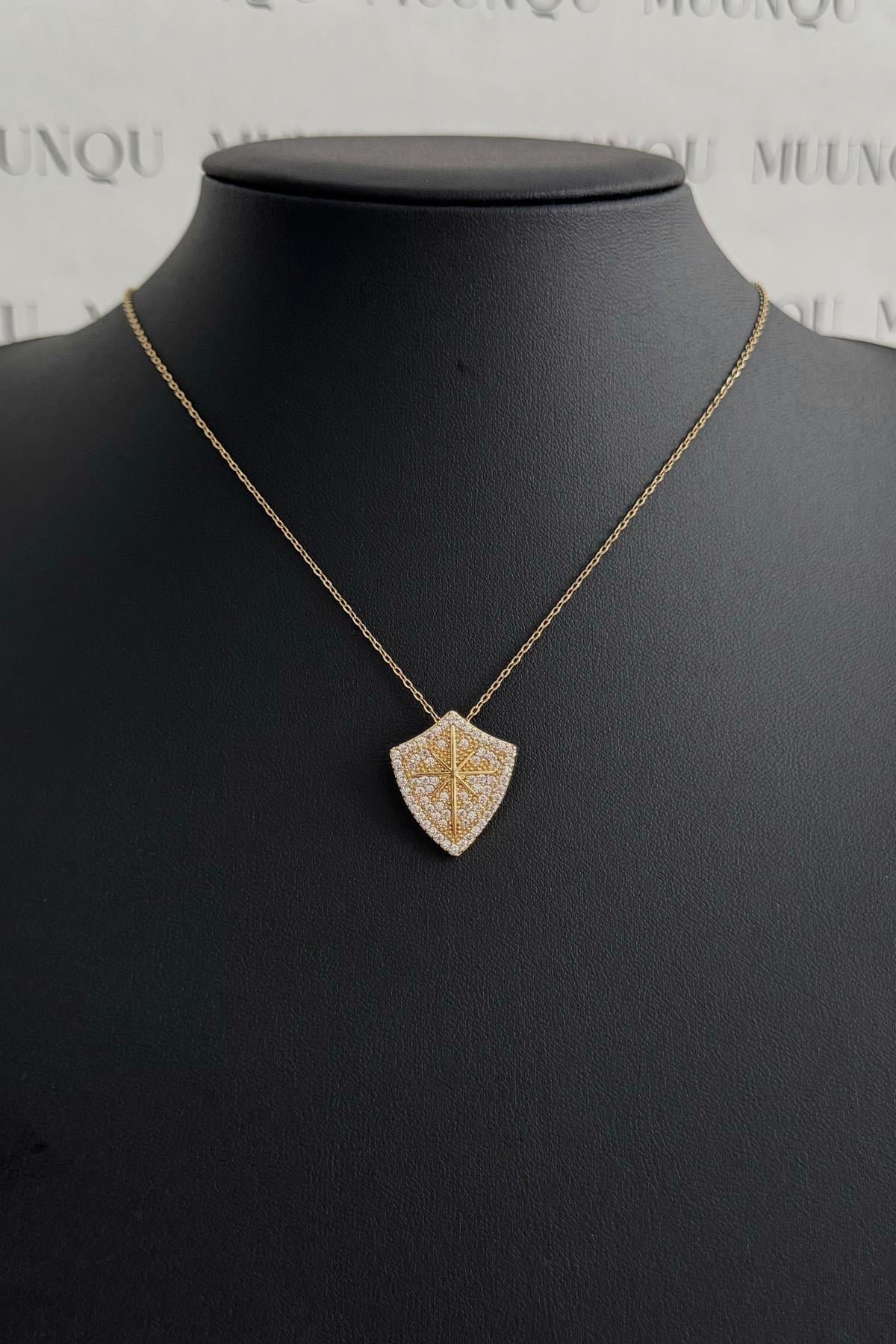 Gold Çelik Rozet Model Taşlı Kolye