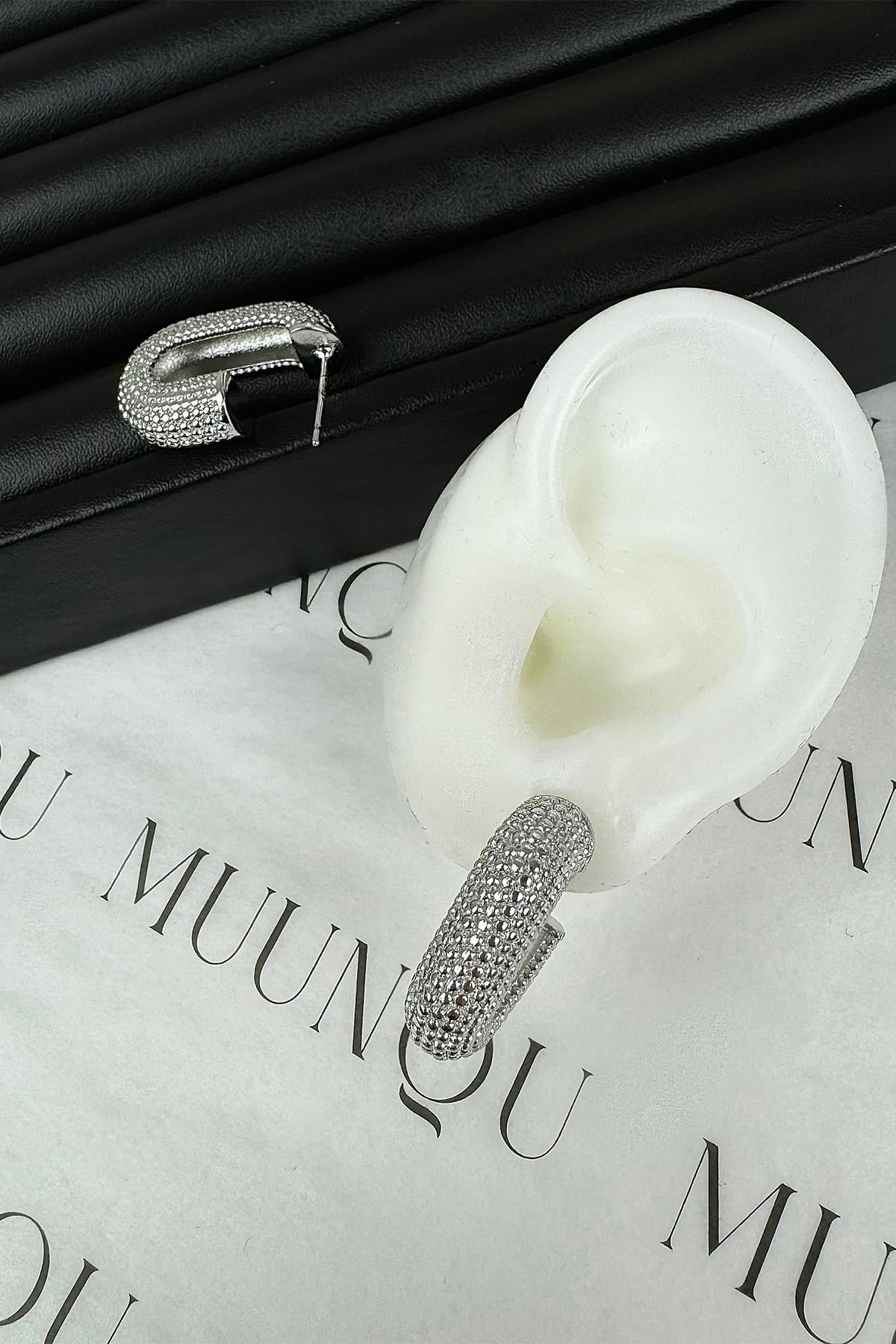 Gümüş Noktalı Yarım Oval Küpe