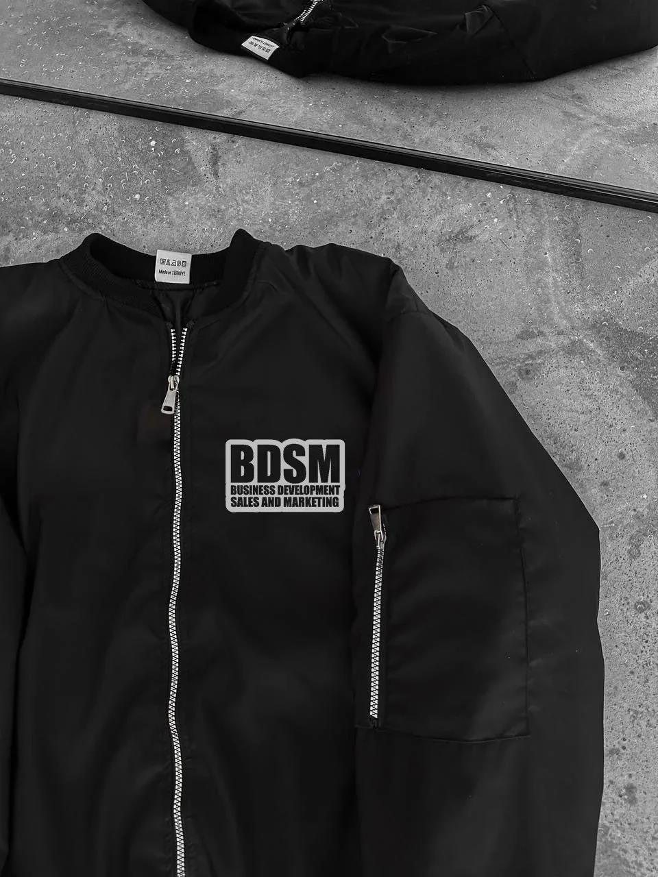 Erkek Siyah Bomber Mont – Fermuarlı, Cepli, Kapitone Astarlı, Göğüs Baskılı Tasarım Günlük Rahat Ceket - Siyah