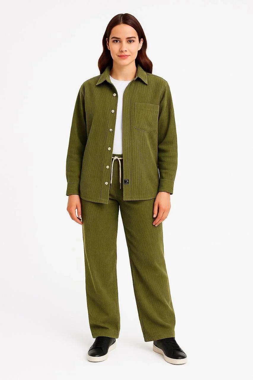 Kadın Kadife Oversize Takım – Gömlek ve Pantolon İkili Set Füme Corduroy Şıklığı, Rahat ve Zarif Duruş Yumuşak Dokulu Kadife Kumaş, Düğmeli Gömlek Üst ve Lastikli Pantolon Alt Parça ile Gün Boyu Konfor- haki
