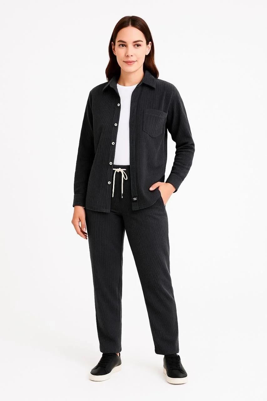 Kadın Kadife Oversize Takım – Gömlek ve Pantolon İkili Set Füme Corduroy Şıklığı, Rahat ve Zarif Duruş Yumuşak Dokulu Kadife Kumaş, Düğmeli Gömlek Üst ve Lastikli Pantolon Alt Parça ile Gün Boyu Konfor- Siyah