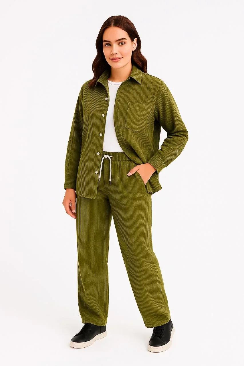 Kadın Kadife Oversize Takım – Gömlek ve Pantolon İkili Set Füme Corduroy Şıklığı, Rahat ve Zarif Duruş Yumuşak Dokulu Kadife Kumaş, Düğmeli Gömlek Üst ve Lastikli Pantolon Alt Parça ile Gün Boyu Konfor- haki