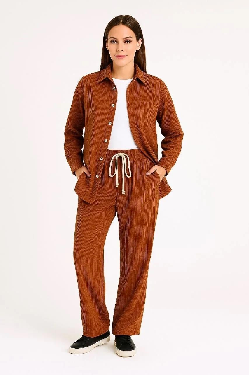 Kadın Kadife Oversize Takım – Gömlek ve Pantolon İkili Set Füme Corduroy Şıklığı, Rahat ve Zarif Duruş Yumuşak Dokulu Kadife Kumaş, Düğmeli Gömlek Üst ve Lastikli Pantolon Alt Parça ile Gün Boyu Konfor- Kiremit