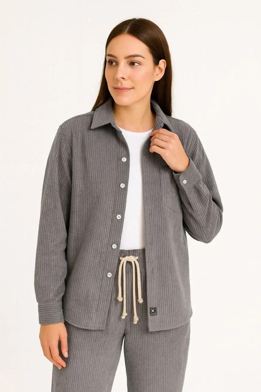 Kadın Kadife Oversize Takım – Gömlek ve Pantolon İkili Set Füme Corduroy Şıklığı, Rahat ve Zarif Duruş Yumuşak Dokulu Kadife Kumaş, Düğmeli Gömlek Üst ve Lastikli Pantolon Alt Parça ile Gün Boyu Konfor- Füme