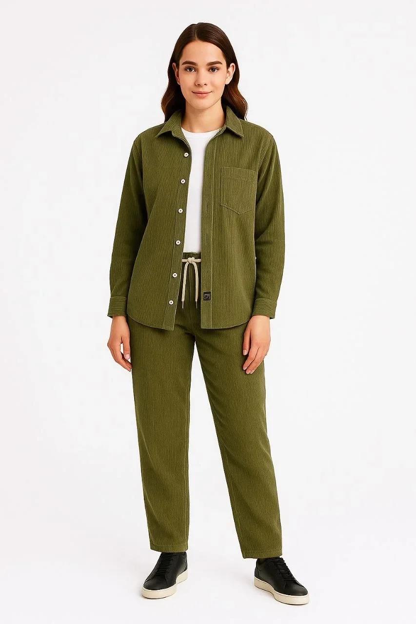 Kadın Kadife Oversize Takım – Gömlek ve Pantolon İkili Set Füme Corduroy Şıklığı, Rahat ve Zarif Duruş Yumuşak Dokulu Kadife Kumaş, Düğmeli Gömlek Üst ve Lastikli Pantolon Alt Parça ile Gün Boyu Konfor- haki