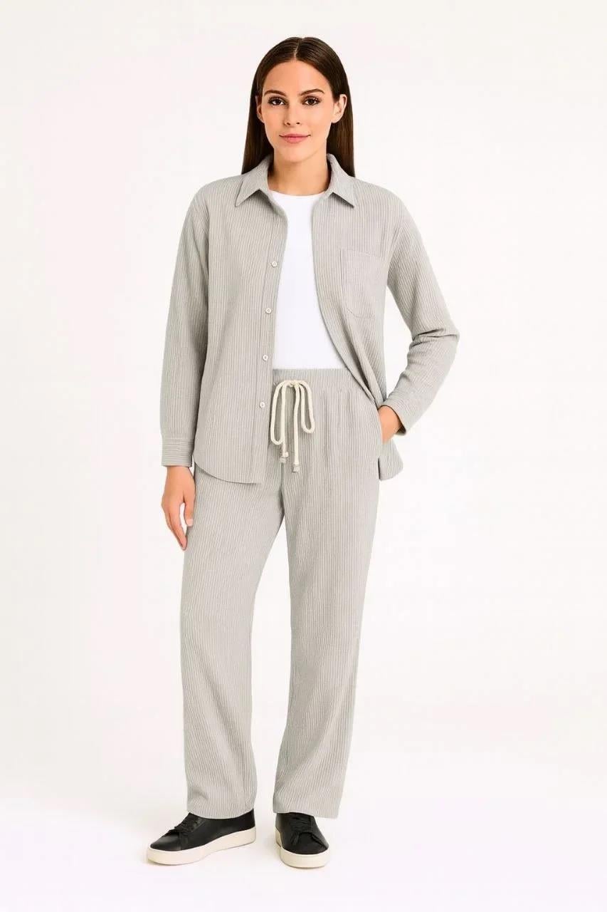 Kadın Kadife Oversize Takım – Gömlek ve Pantolon İkili Set Füme Corduroy Şıklığı, Rahat ve Zarif Duruş Yumuşak Dokulu Kadife Kumaş, Düğmeli Gömlek Üst ve Lastikli Pantolon Alt Parça ile Gün Boyu Konfor- Gri