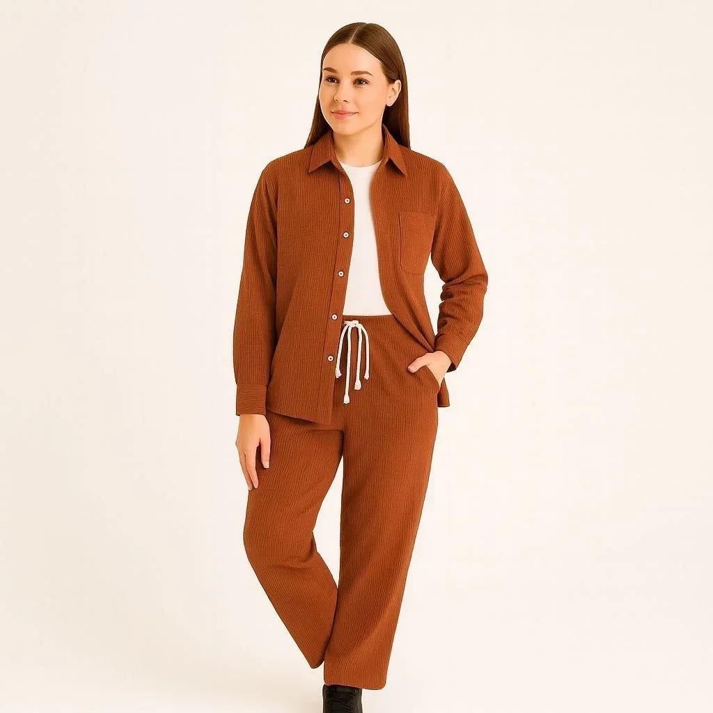 Kadın Kadife Oversize Takım – Gömlek ve Pantolon İkili Set Füme Corduroy Şıklığı, Rahat ve Zarif Duruş Yumuşak Dokulu Kadife Kumaş, Düğmeli Gömlek Üst ve Lastikli Pantolon Alt Parça ile Gün Boyu Konfor- Kiremit
