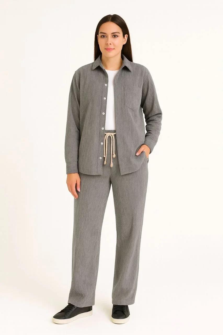 Kadın Kadife Oversize Takım – Gömlek ve Pantolon İkili Set Füme Corduroy Şıklığı, Rahat ve Zarif Duruş Yumuşak Dokulu Kadife Kumaş, Düğmeli Gömlek Üst ve Lastikli Pantolon Alt Parça ile Gün Boyu Konfor- Füme
