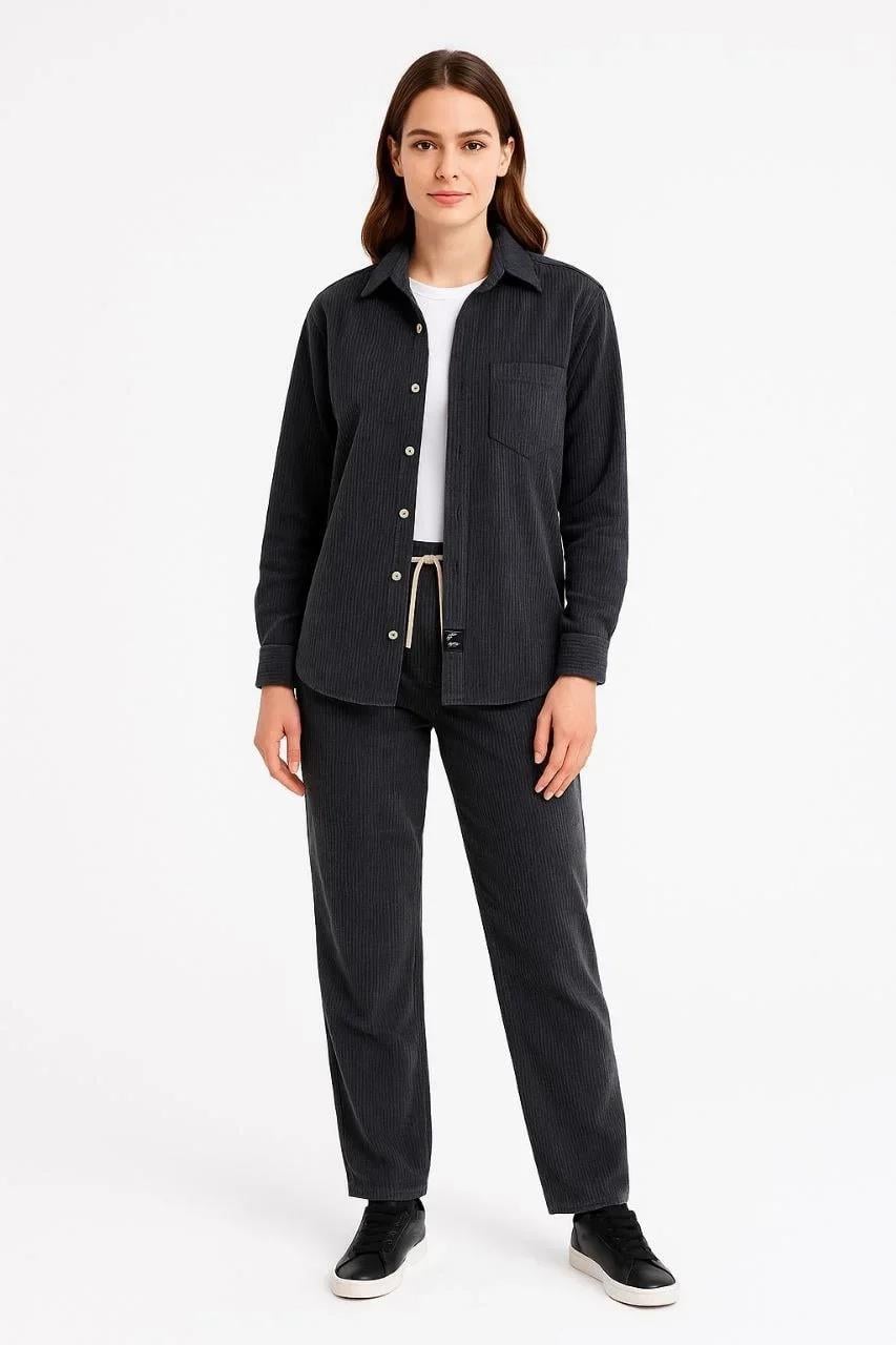 Kadın Kadife Oversize Takım – Gömlek ve Pantolon İkili Set Füme Corduroy Şıklığı, Rahat ve Zarif Duruş Yumuşak Dokulu Kadife Kumaş, Düğmeli Gömlek Üst ve Lastikli Pantolon Alt Parça ile Gün Boyu Konfor- Siyah