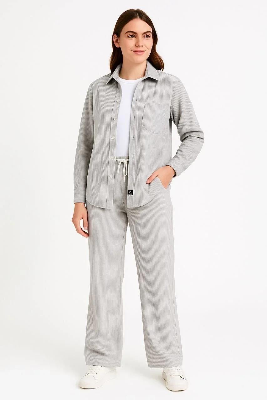 Kadın Kadife Oversize Takım – Gömlek ve Pantolon İkili Set Füme Corduroy Şıklığı, Rahat ve Zarif Duruş Yumuşak Dokulu Kadife Kumaş, Düğmeli Gömlek Üst ve Lastikli Pantolon Alt Parça ile Gün Boyu Konfor- Gri