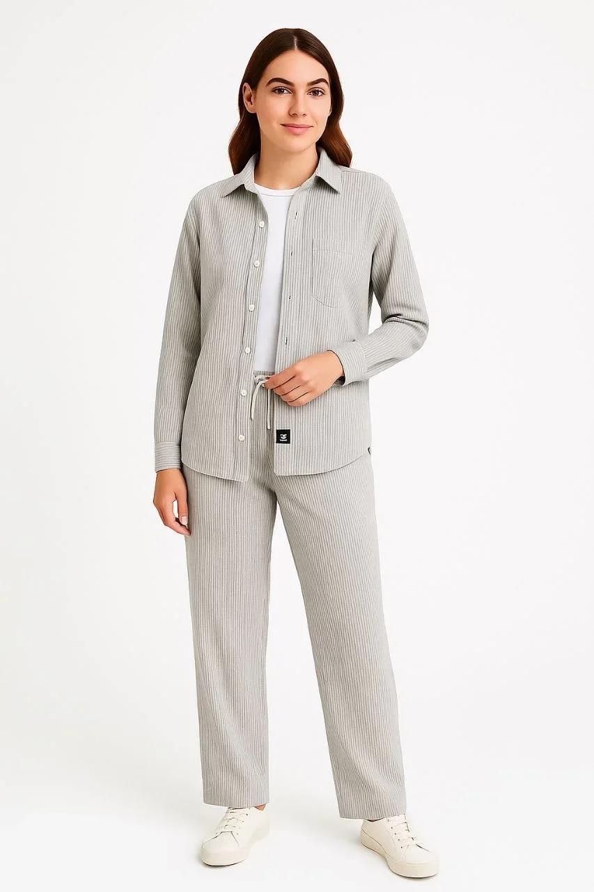 Kadın Kadife Oversize Takım – Gömlek ve Pantolon İkili Set Füme Corduroy Şıklığı, Rahat ve Zarif Duruş Yumuşak Dokulu Kadife Kumaş, Düğmeli Gömlek Üst ve Lastikli Pantolon Alt Parça ile Gün Boyu Konfor- Gri