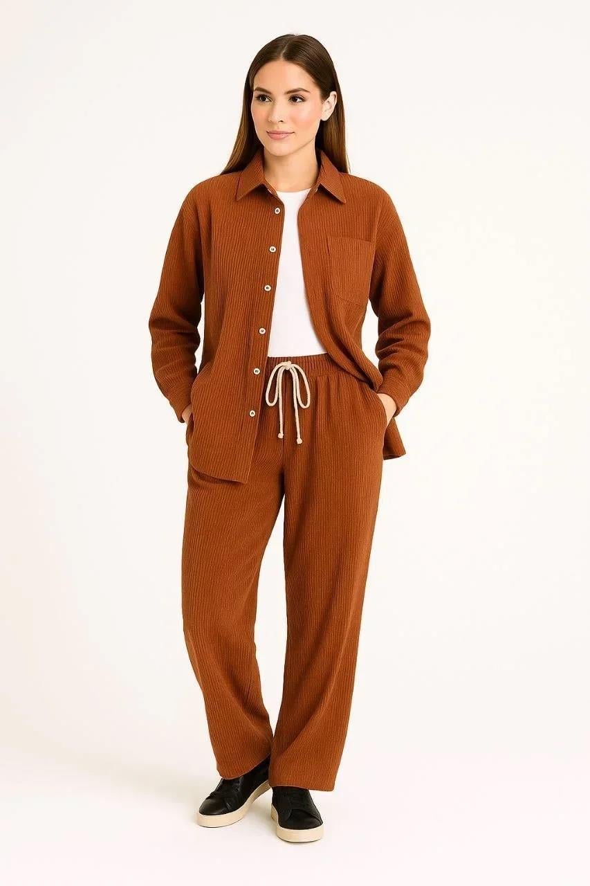 Kadın Kadife Oversize Takım – Gömlek ve Pantolon İkili Set Füme Corduroy Şıklığı, Rahat ve Zarif Duruş Yumuşak Dokulu Kadife Kumaş, Düğmeli Gömlek Üst ve Lastikli Pantolon Alt Parça ile Gün Boyu Konfor- Kiremit