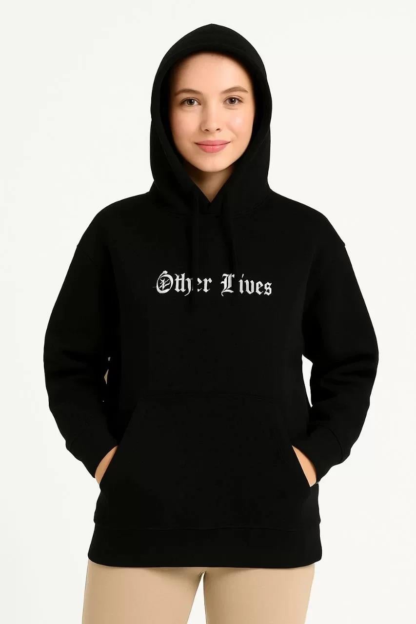 Kadın Kapşonlu Sweatshirt – Oversize Üç İplik Şardonlu Hoodie, “Other Lives” Ön & Arka Baskılı, Kanguru Cepli, Kışlık Rahat Günlük Stil- Siyah