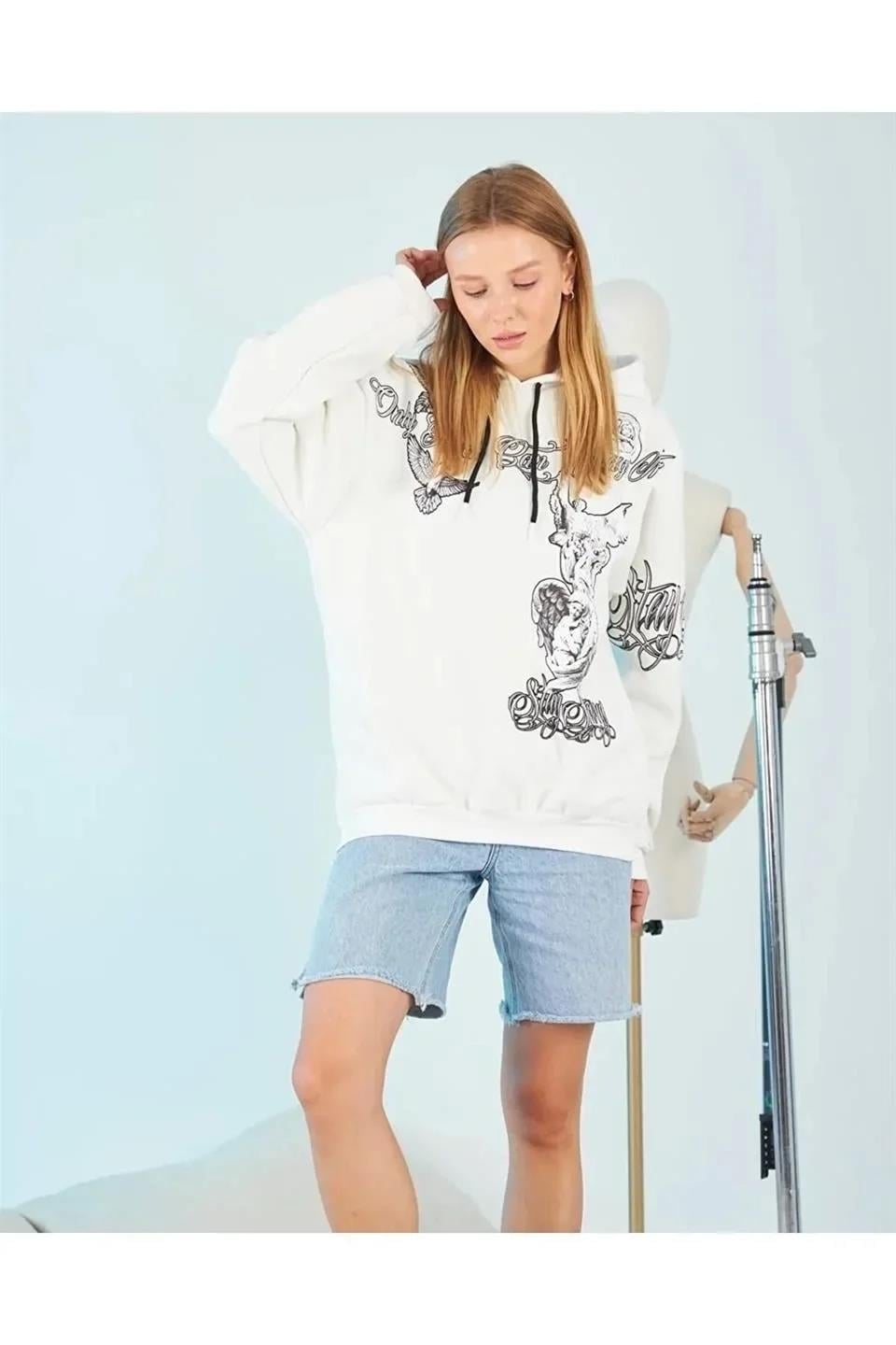 Kadın Kapüşonlu Üç İplik Sweatshirt – Beyaz Strong Heykel Baskılı, Rahat Kalıp, Kanguru Cepli Modern Tasarım