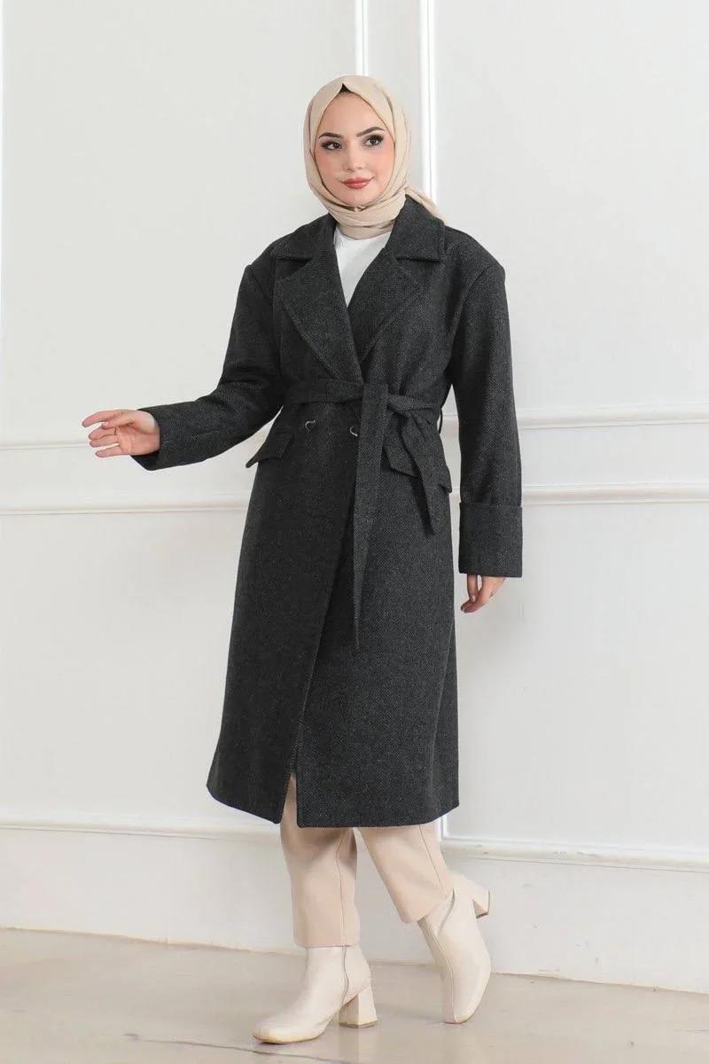 Kadın Kaşe Kaban – Uzun Boy 115 cm Kruvaze Yaka Kuşaklı Astarlı Kışlık Tesettür Kaban, Yünlü Dokuma Kaşmir Kumaş, Cepli Oversize Rahat Kalıp Şık Modern Kaban Mont Modeli (Günlük ve Özel Gün Kombinlerine Uygun) - Siyah