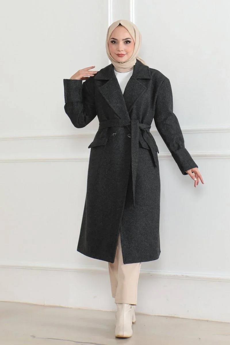 Kadın Kaşe Kaban – Uzun Boy 115 cm Kruvaze Yaka Kuşaklı Astarlı Kışlık Tesettür Kaban, Yünlü Dokuma Kaşmir Kumaş, Cepli Oversize Rahat Kalıp Şık Modern Kaban Mont Modeli (Günlük ve Özel Gün Kombinlerine Uygun) - Siyah