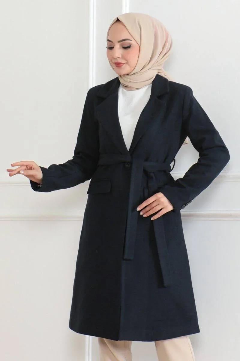 Kadın Kaşe Kaban – Uzun Boy Kruvaze Yaka, Kuşaklı Tesettür Kışlık Kaban, Astarlı Şık Yünlü Dokuma Oversize Rahat Kalıp, Cepli Modern Kaşe Mont Modeli - Lacivert