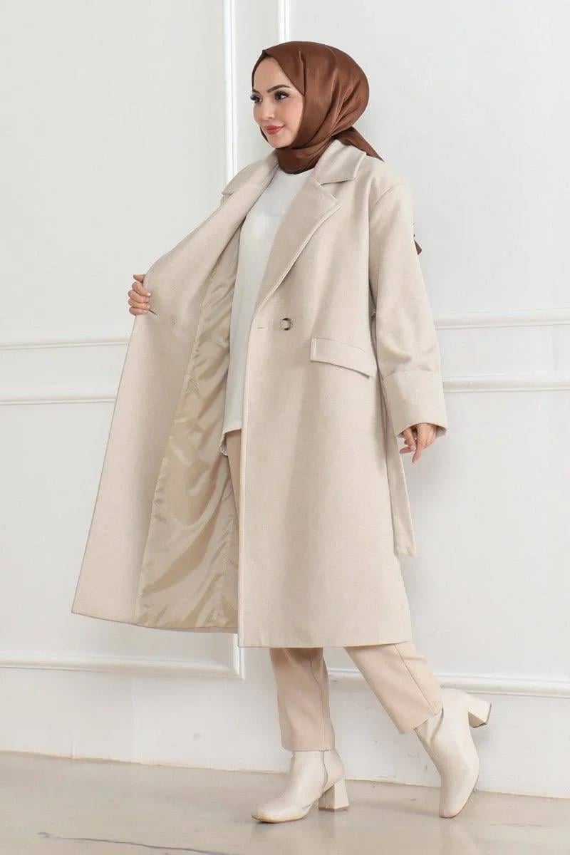 Kadın Kaşe Kaban – Uzun Boy Kruvaze Yaka Kuşaklı Tesettür Kaşe Kışlık Kaban, Astarlı Şık Yünlü Dokuma Oversize Rahat Kalıp Cepli Düğmeli Modern Kap Modeli - Bej