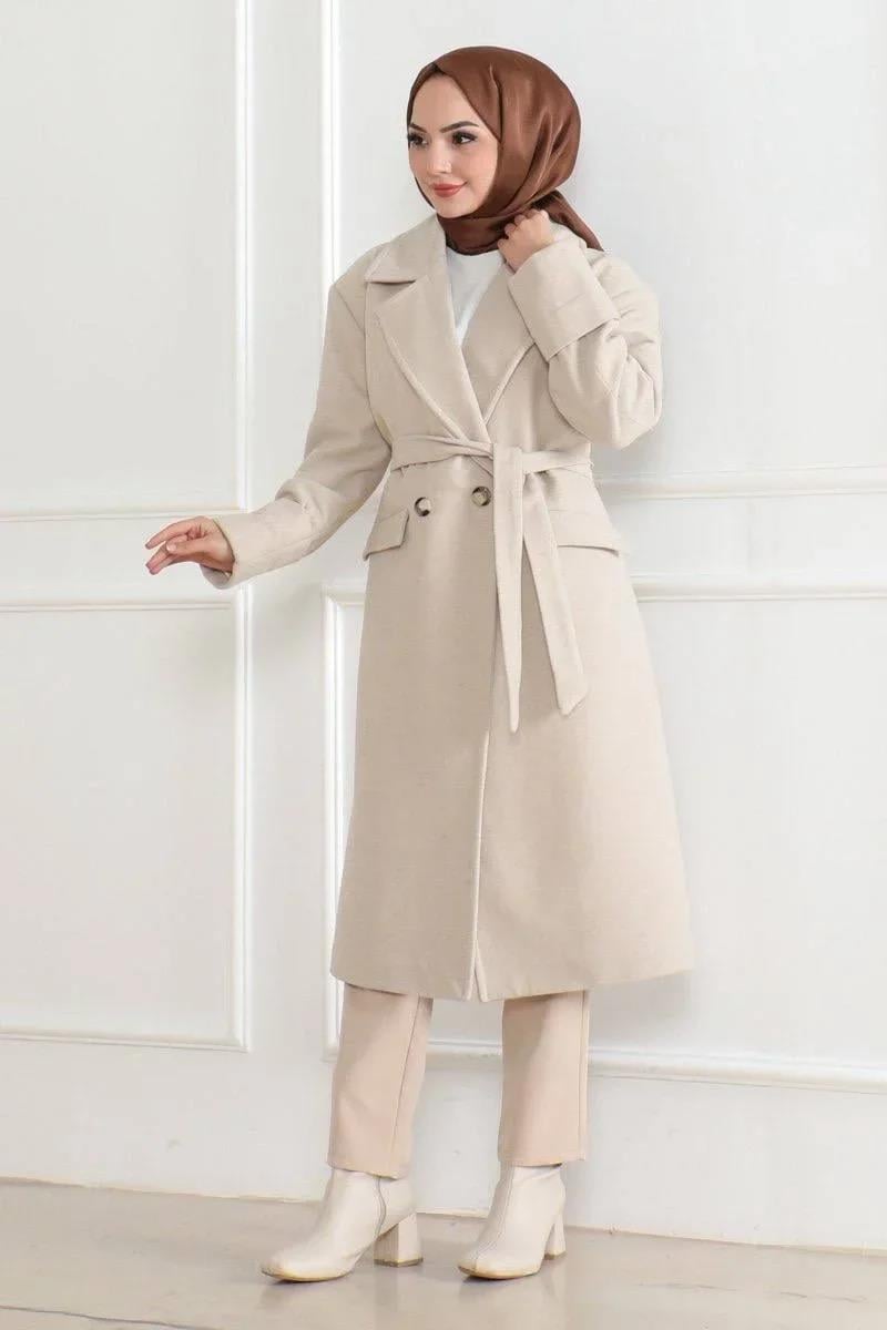 Kadın Kaşe Kaban – Uzun Boy Kruvaze Yaka Kuşaklı Tesettür Kaşe Kışlık Kaban, Astarlı Şık Yünlü Dokuma Oversize Rahat Kalıp Cepli Düğmeli Modern Kap Modeli - Bej